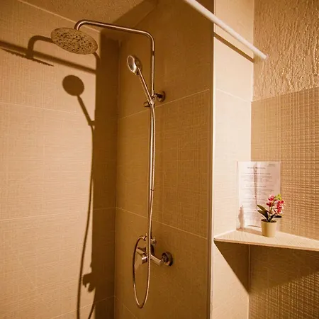 게스트하우스 Diamonds In The Sky 4*