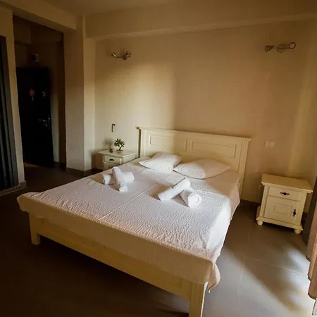 Diamonds In The Sky 코스티네스티