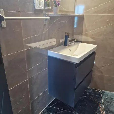 Diamonds In The Sky 코스티네스티